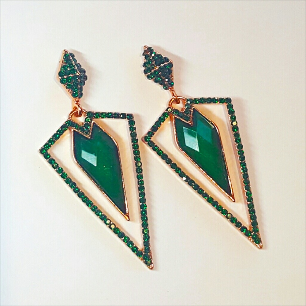 STUNNING!  Inverted triangle and green brilliants